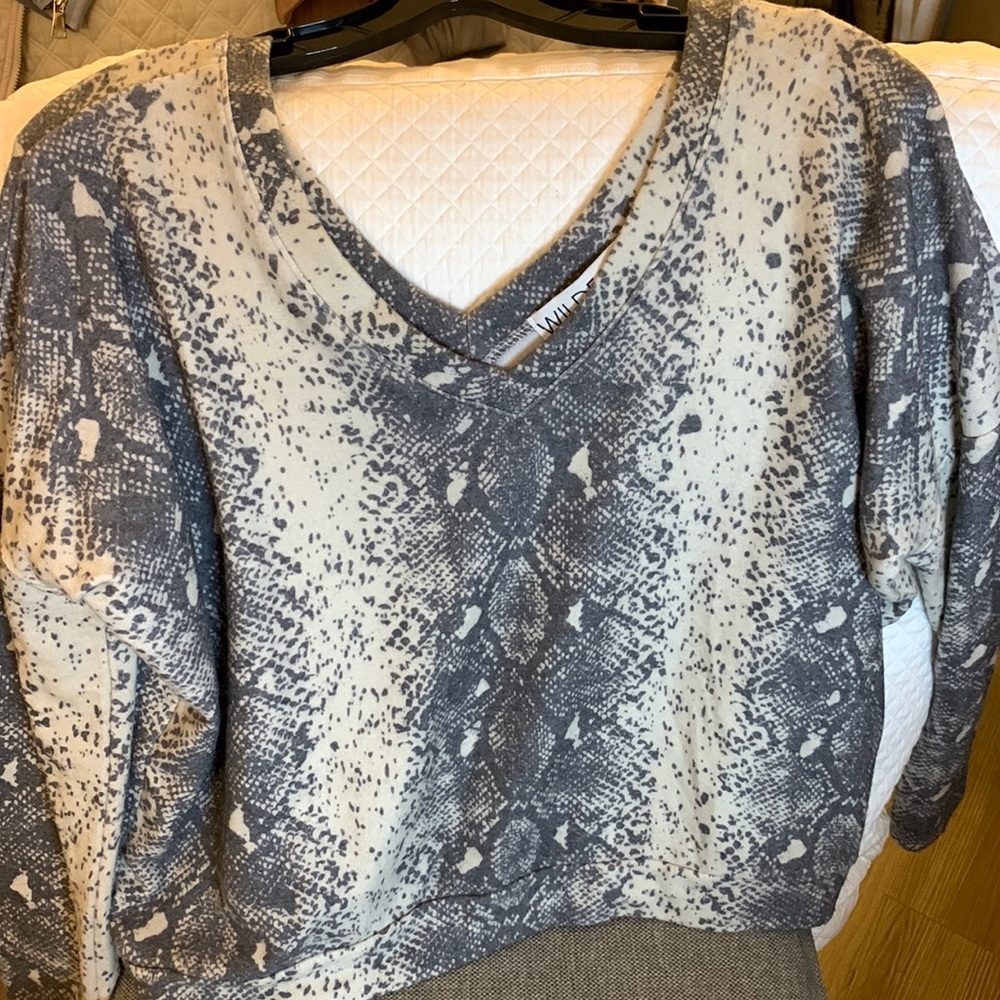 NEVER WORN Wildfox python stripe daphne v-neck sweater L